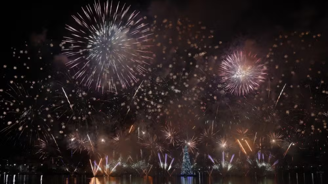 A Luz da Esperança Renasce: Árvore da Lagoa Ilumina o Rio com Mensagem de Impacto Social