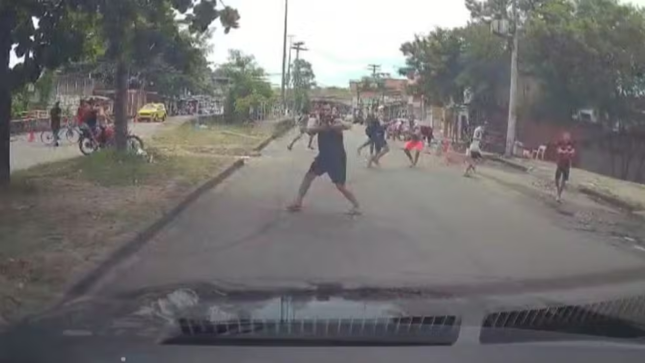 Pânico na Zona Norte: Criminosos Armados Param o Trânsito em Fuga no Rio