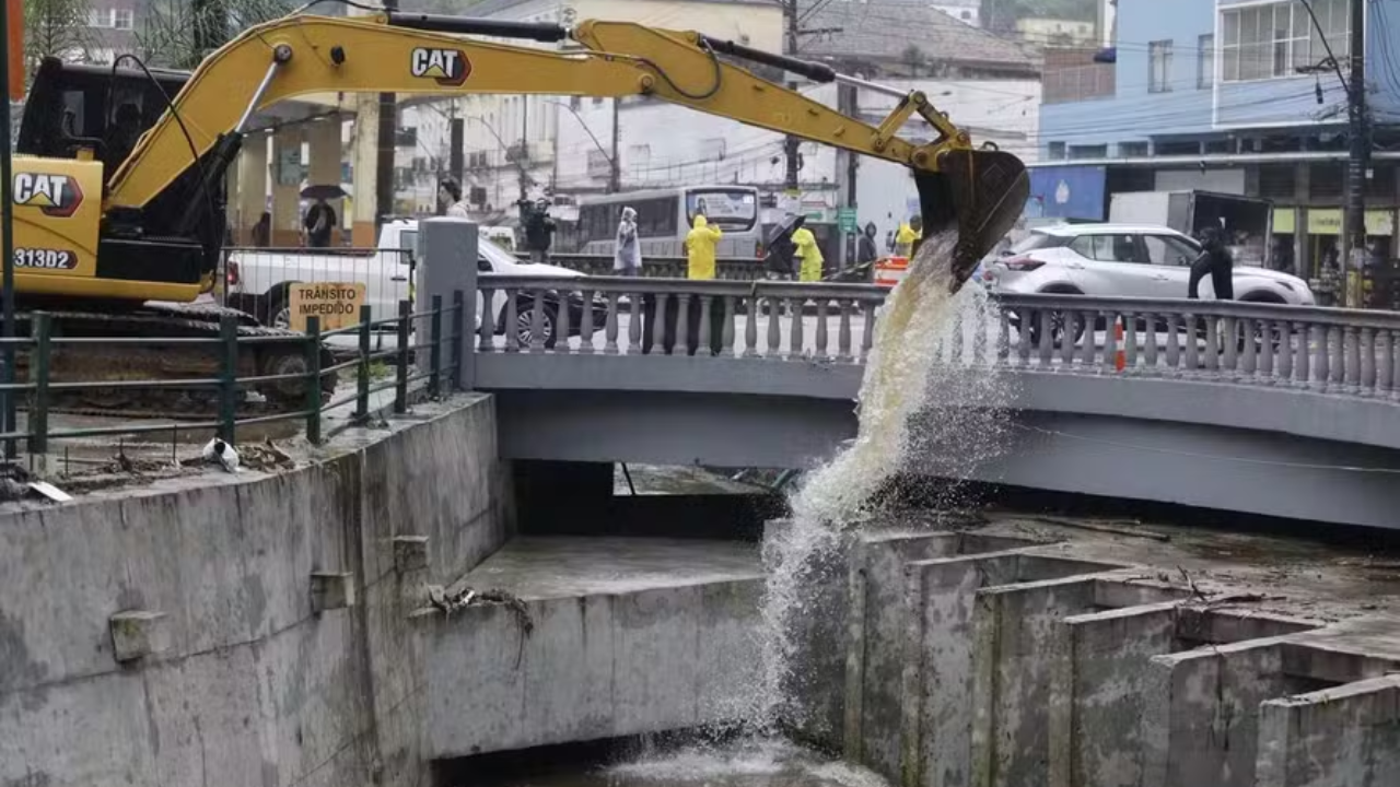 Temporal em Petrópolis e Angra dos Reis com Alertas Extremos e Suspensão de Aulas