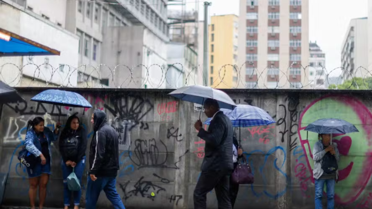Chuva Intensa Causa Queda de Árvore em Copacabana e Alerta no Rio