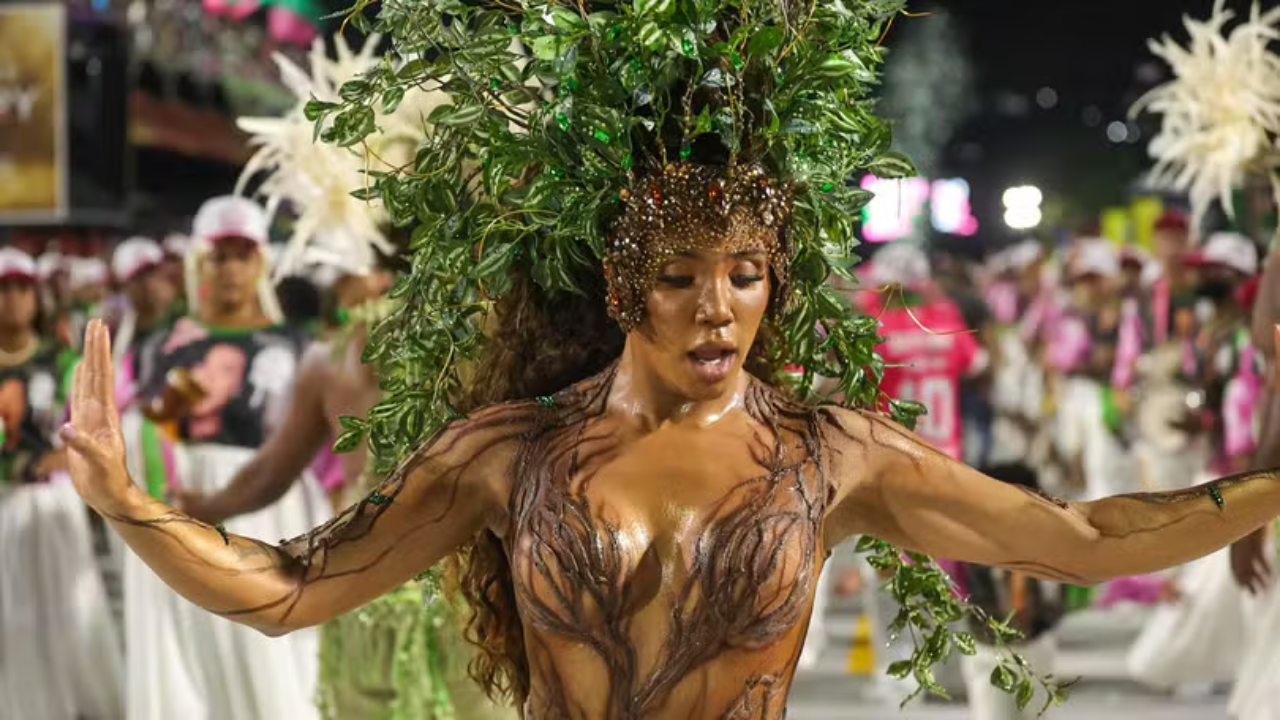 Acadêmicos de Niterói, Imperatriz Leopoldinense, Portela e Mangueira abrem os desfiles na Sapucaí em noite de celebração à cultura e personalidades.