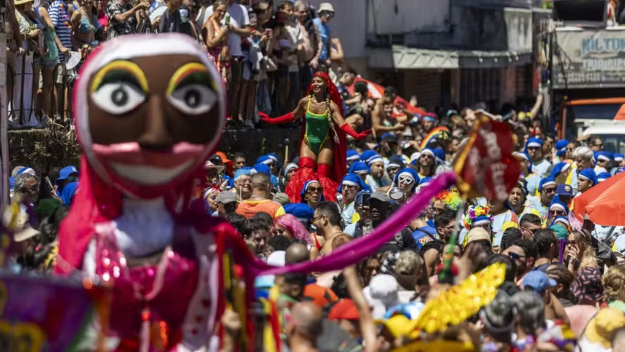 Carnaval interrompido: Bloco das Carmelitas encerra desfile antes da hora após bloqueio de ambulantes
