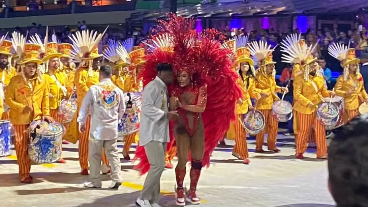 De tênis e muita garra! Gracyanne Barbosa brilha na União da Ilha após cirurgia no joelho
