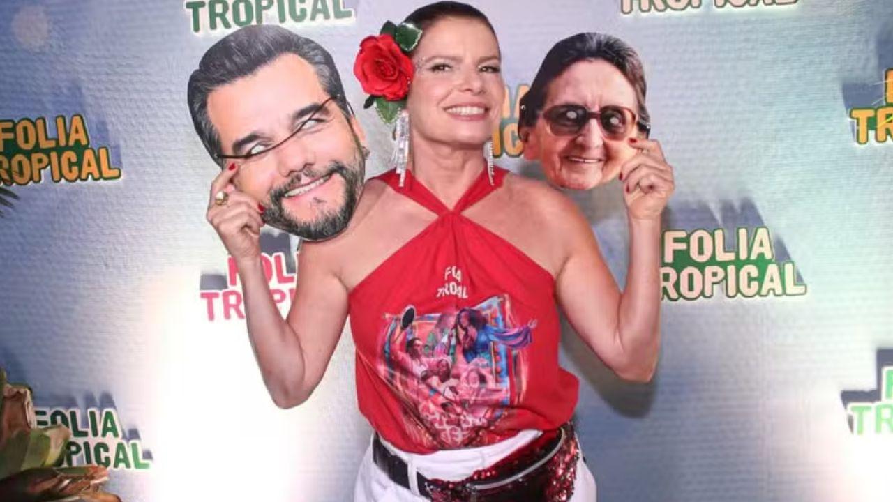 Débora Bloch marca presença na Sapucaí para a primeira noite do Grupo Especial