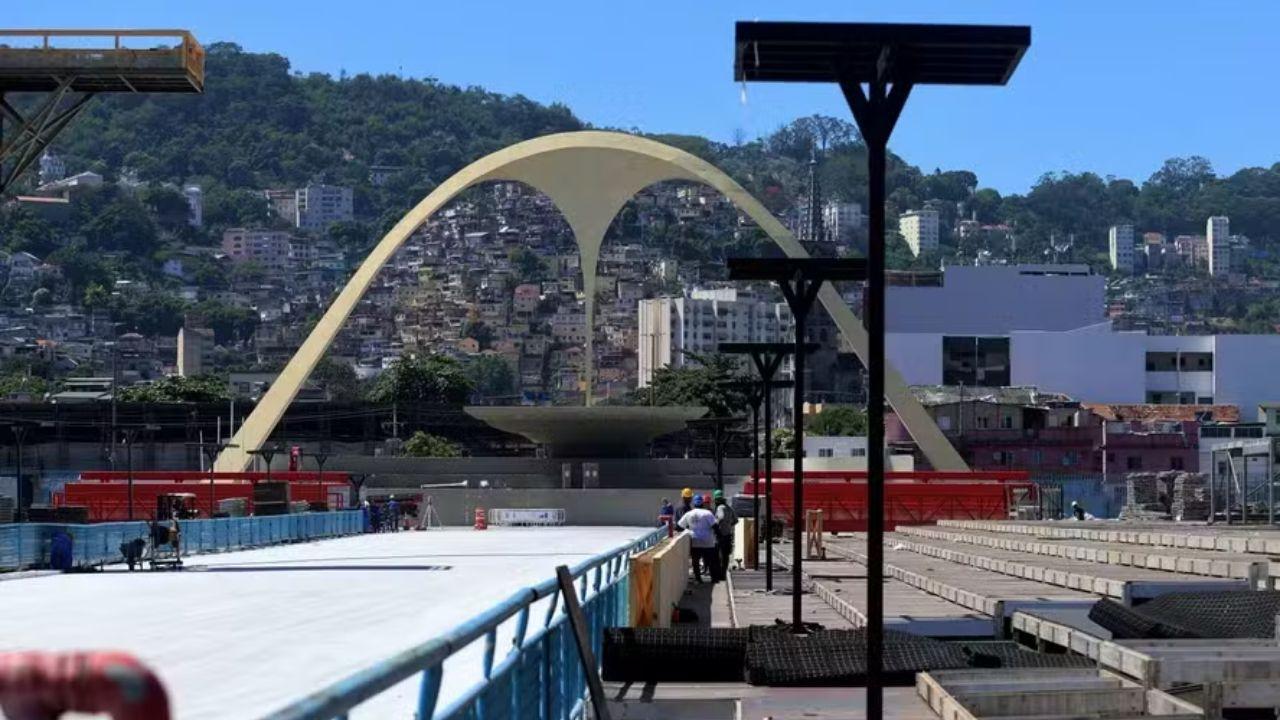 Emboscada no Estácio: Bandidos atacam van de camarote e roubam passageiros na saída da Sapucaí
