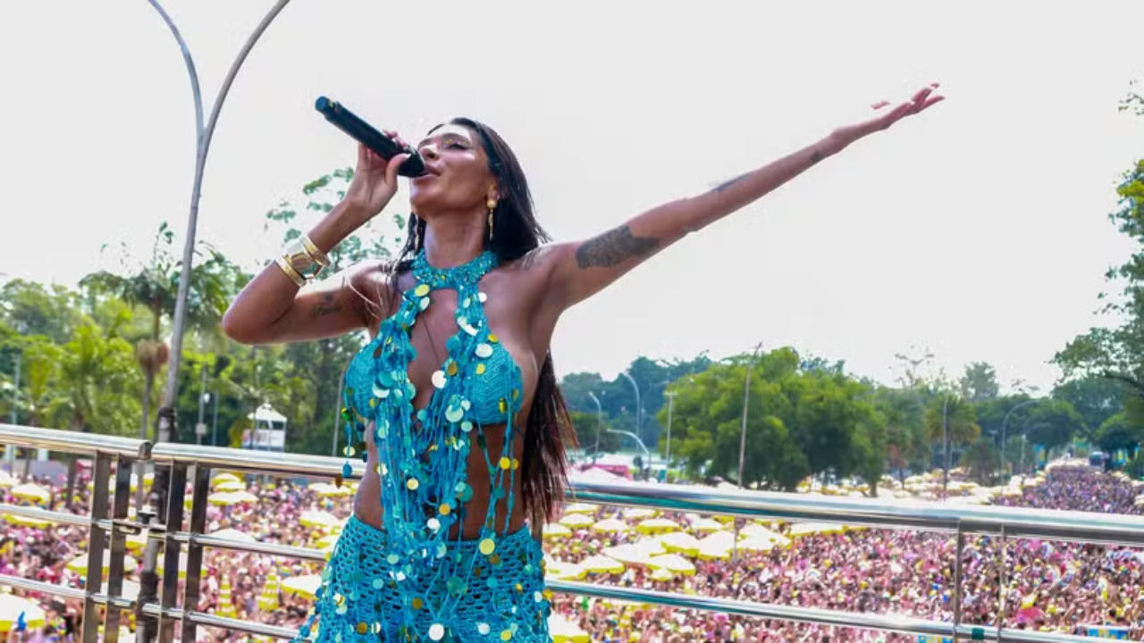 Furacão Pocah: Cantora arrasta multidão em São Paulo e transforma Carnaval de rua em baile funk gigante