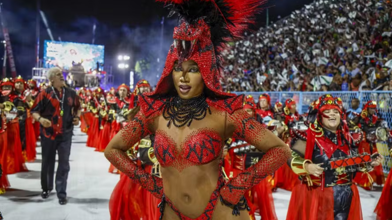 IZA brilha em desfile da Imperatriz e domina a Sapucaí como Rainha de Bateria