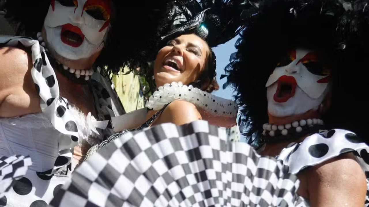 Majestade absoluta! Paolla Oliveira brilha no Cordão da Bola Preta e arrasta multidão no Centro