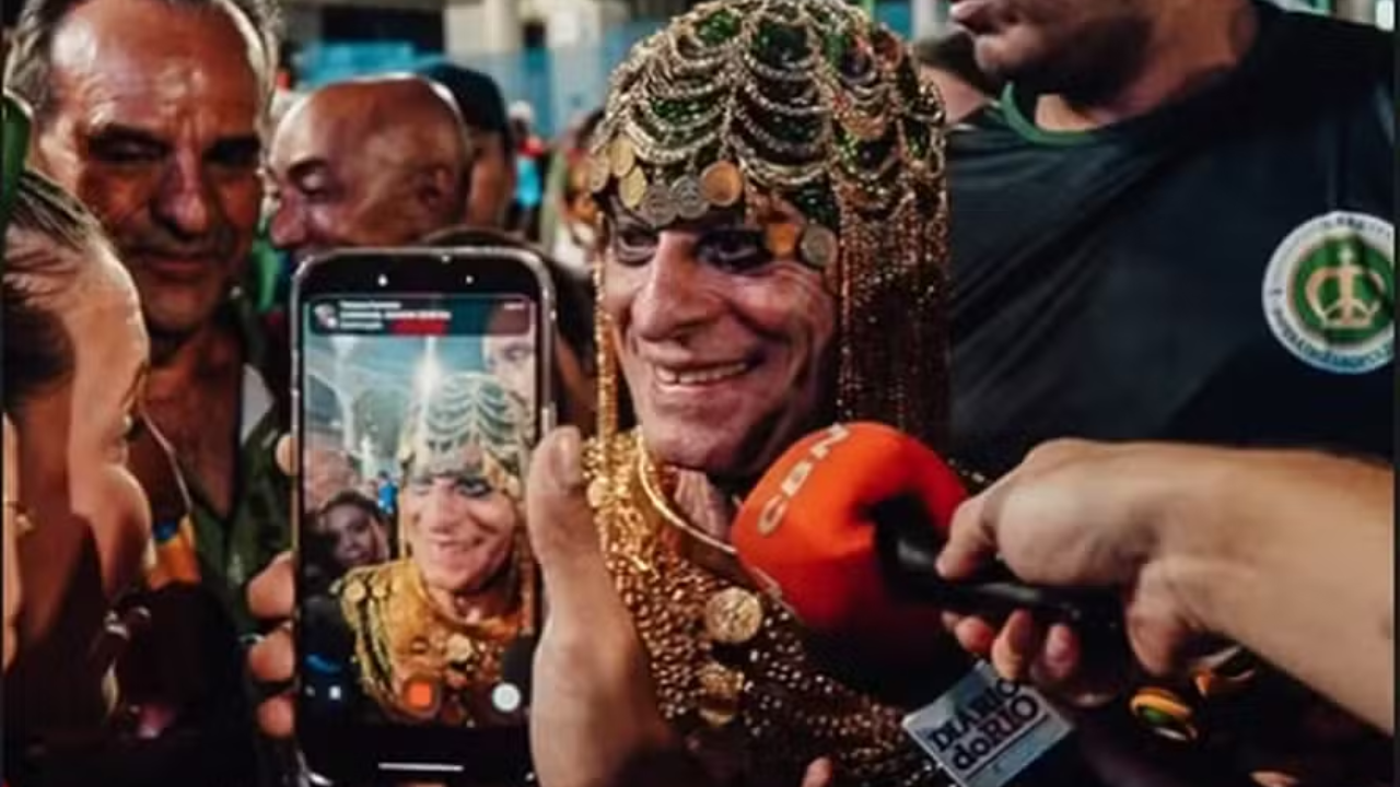 Ney Matogrosso emociona-se na Sapucaí: 
