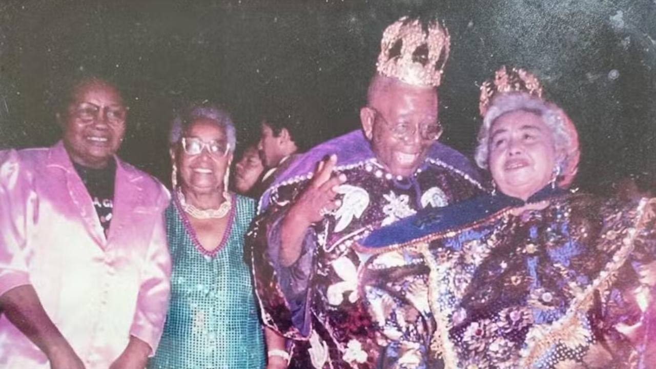 Sabedoria e Boemia: Mangueira e Portela homenageiam Mestre Sacaca e Custódio Mesquita na Sapucaí