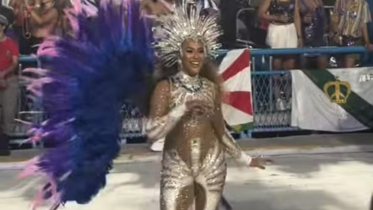 Sheron Menezzes desfilou na Portela com fantasia que critica 
