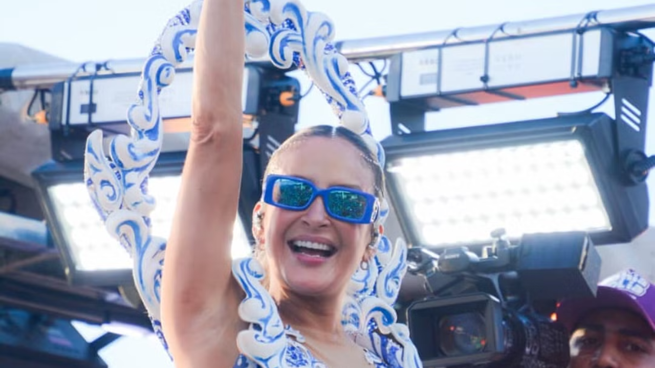 Tempero baiano! Claudia Leitte agita Salvador com o bloco 