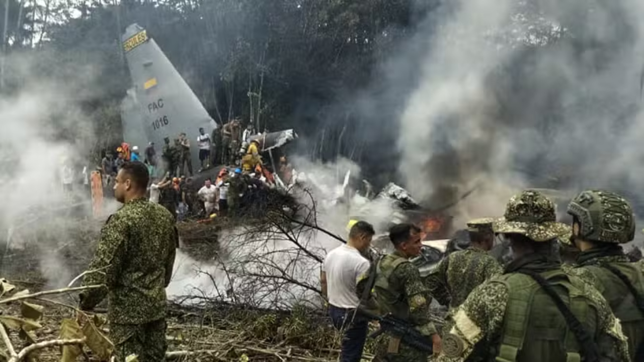 Avião militar com 125 pessoas a bordo cai na Colômbia e deixa mortos e feridos
