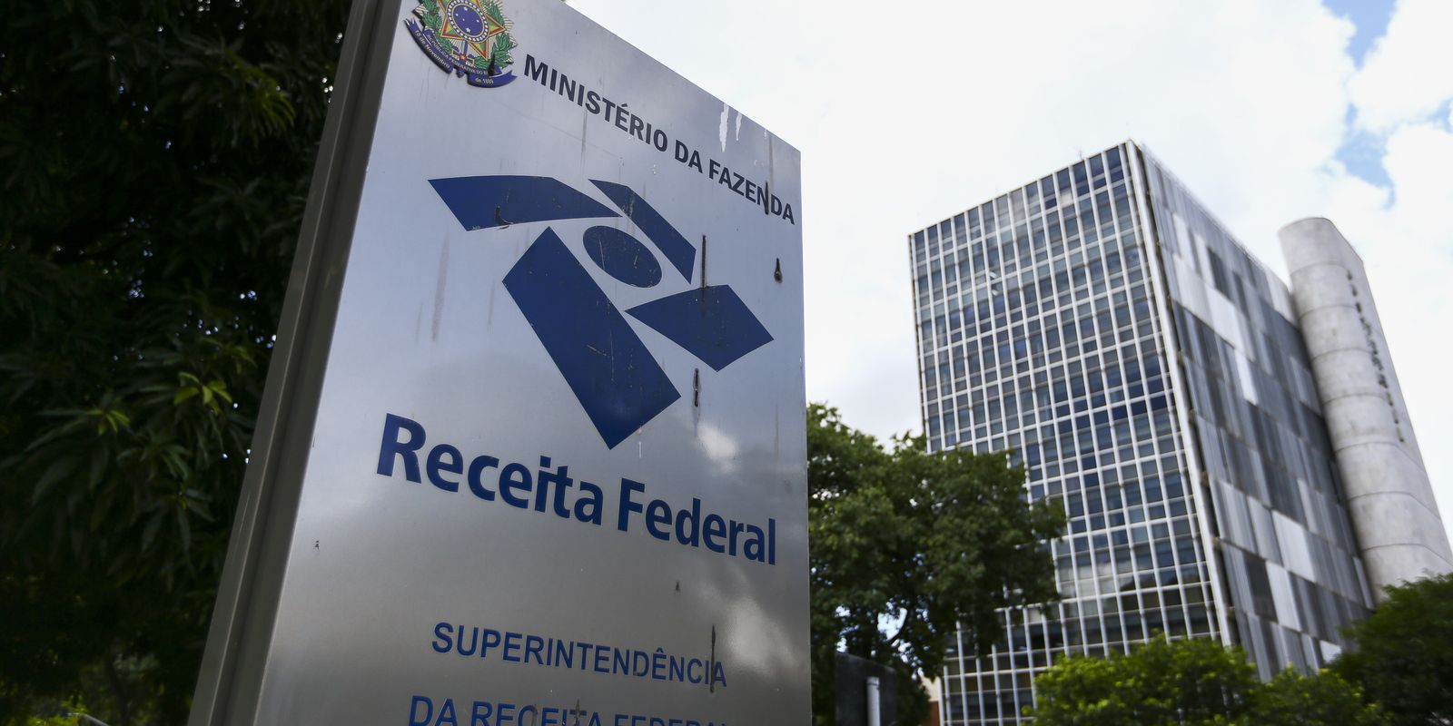 Arrecadação federal atinge recorde histórico em abril, superando R$ 278 bilhões