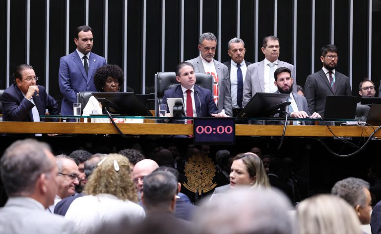 Câmara dos Deputados pode votar propostas cruciais sobre impactos econômicos, feminicídio e imunidade tributária
