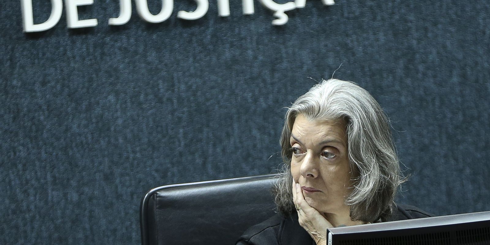 Cármen Lúcia vota para reverter flexibilização da Lei da Ficha Limpa no STF