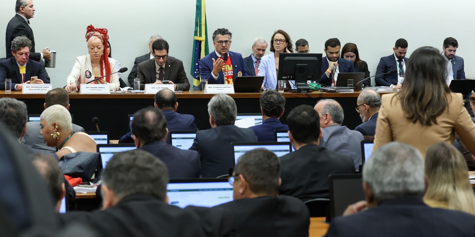 Centrão tenta anular transição de 60 dias para fim da escala 6x1 e nova jornada de trabalho