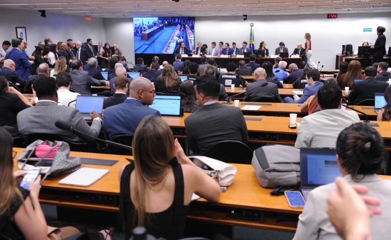 Comissão analisa parecer sobre a PEC 221/19 que propõe o fim da escala 6x1 e a redução da jornada de trabalho