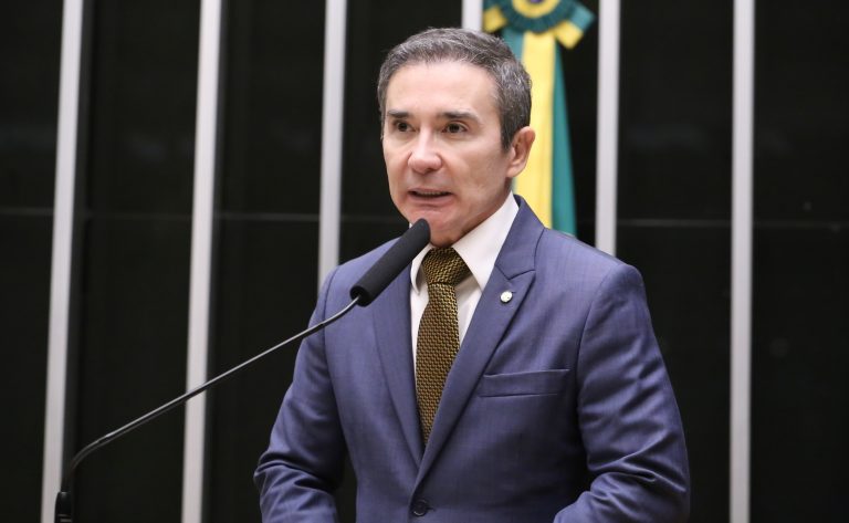 Comissão de Educação aprova proibição de contêineres e lonas em escolas
