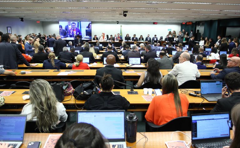 Comissão especial sobre jornada 6x1 ouviu 4 mil participantes, afirma presidente