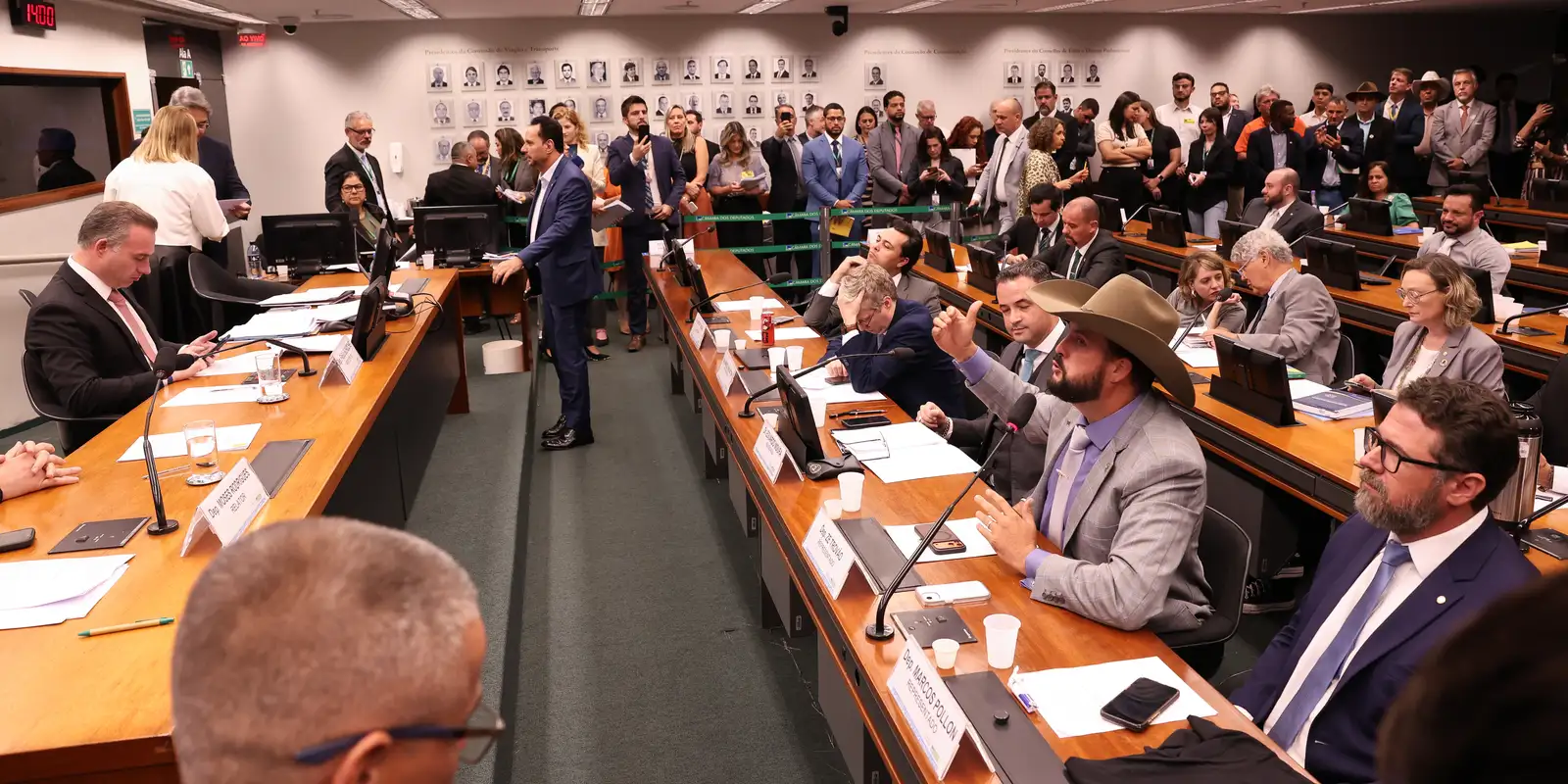 Conselho de ética suspende três parlamentares após tumulto na câmara