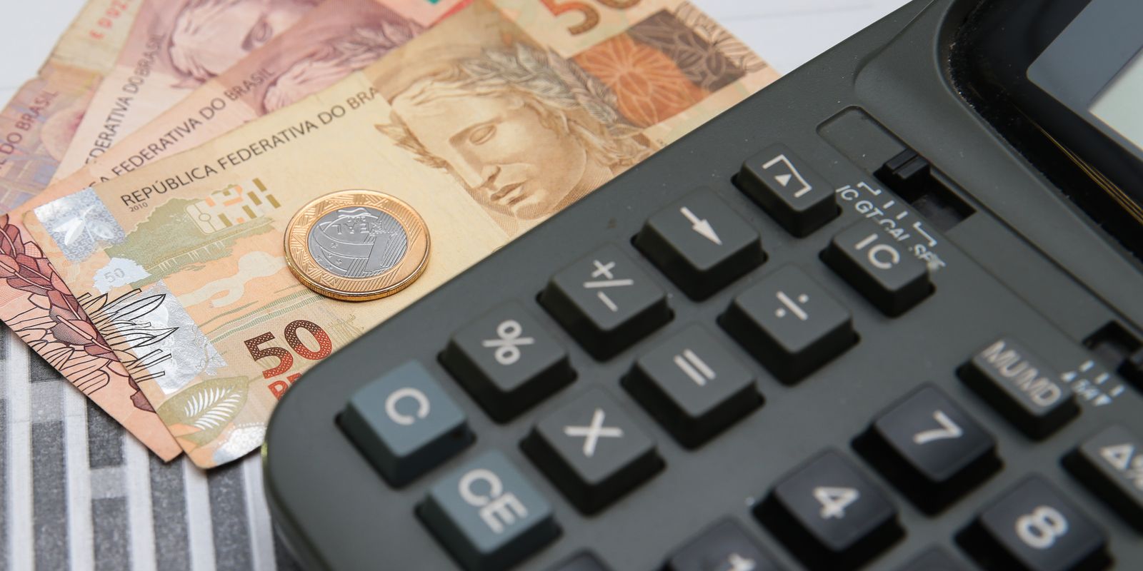 Dívida Pública Federal atinge R$ 8,798 trilhões em abril, impulsionada por títulos da Taxa Selic