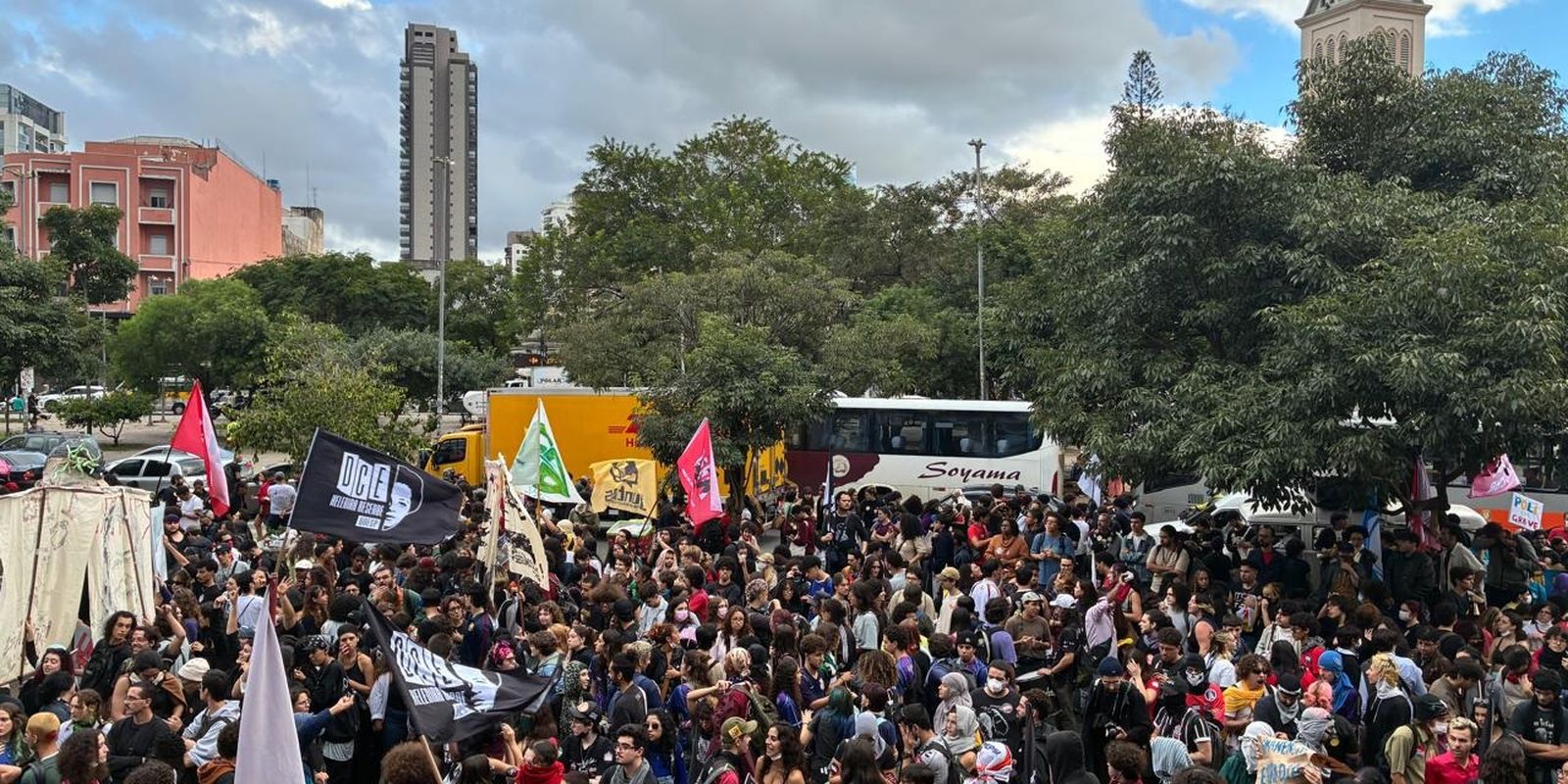 Estudantes de São Paulo protestam contra políticas educacionais em ato na capital