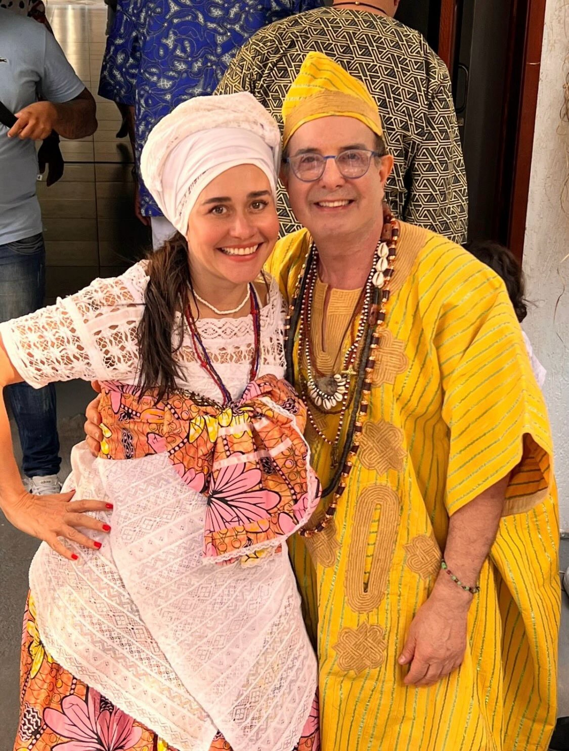 Alessandra Negrini visita terreiro de Candomblé em Salvador e veste traje tradicional