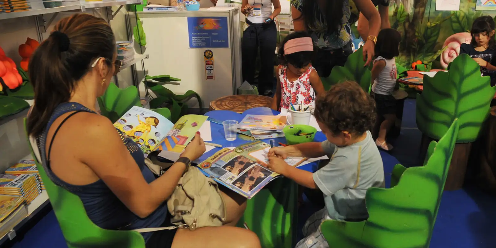 Mais da metade das famílias brasileiras não costuma ler para os filhos, indica pesquisa
