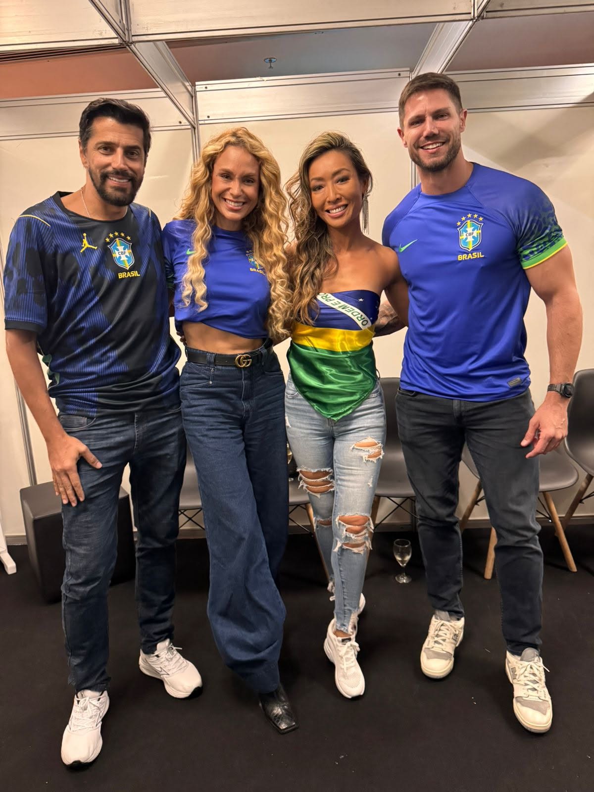 Ex-BBBs marcam presença no Maracanã para apoiar a seleção brasileira
