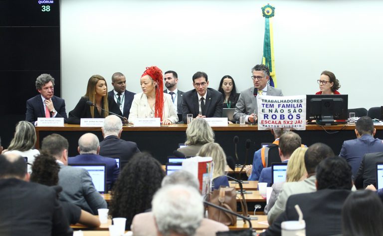 Relator propõe jornada de 40 horas semanais e fim da escala 6x1 com transição de 14 meses