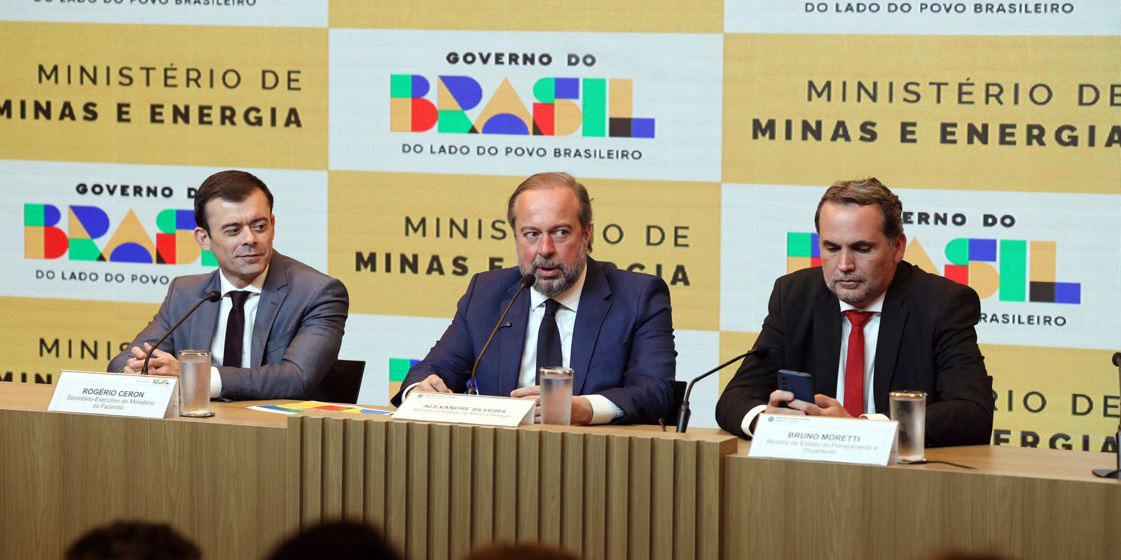 Governo anuncia subsídio de até R$ 0,89 para conter alta da gasolina
