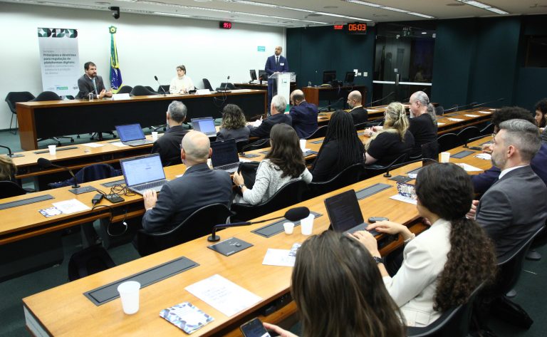 Regulação 'cirúrgica' de plataformas digitais é defendida em audiência na Câmara