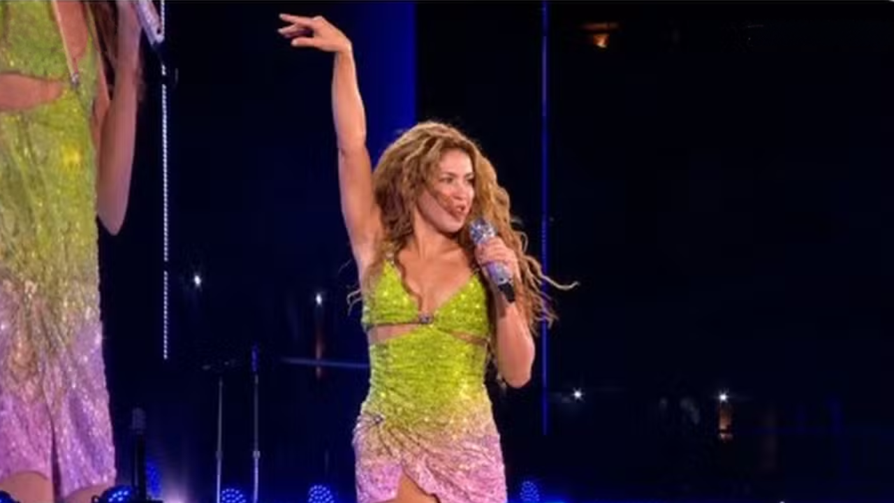 Mangueira brinca com figurino de Shakira em Copacabana: 