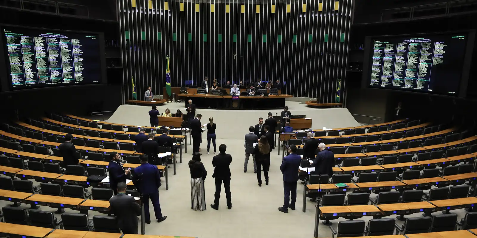 Minirreforma eleitoral que limita e parcela multas a partidos políticos avança na Câmara