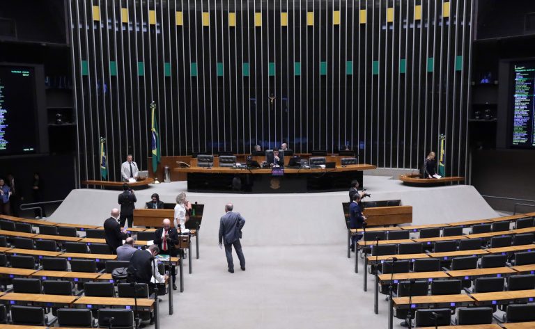 Minirreforma eleitoral aprova programa de recuperação fiscal para partidos e altera regras de fusão