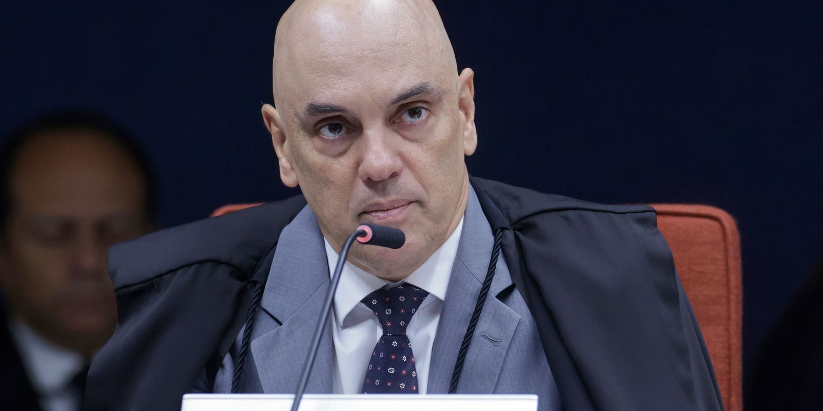 Alexandre de Moraes solicita parecer da PGR sobre inclusão de Jair e Flávio Bolsonaro em inquérito
