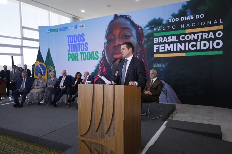 Câmara aprova 73 propostas contra feminicídio, destaca presidente Motta
