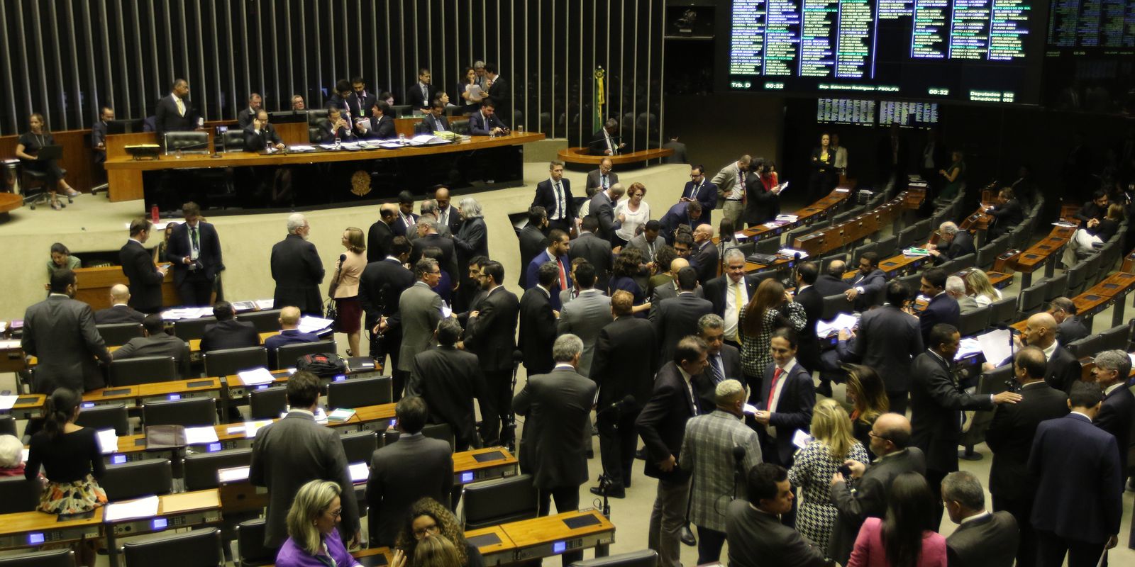 Congresso permite que municípios inadimplentes recebam verbas federais