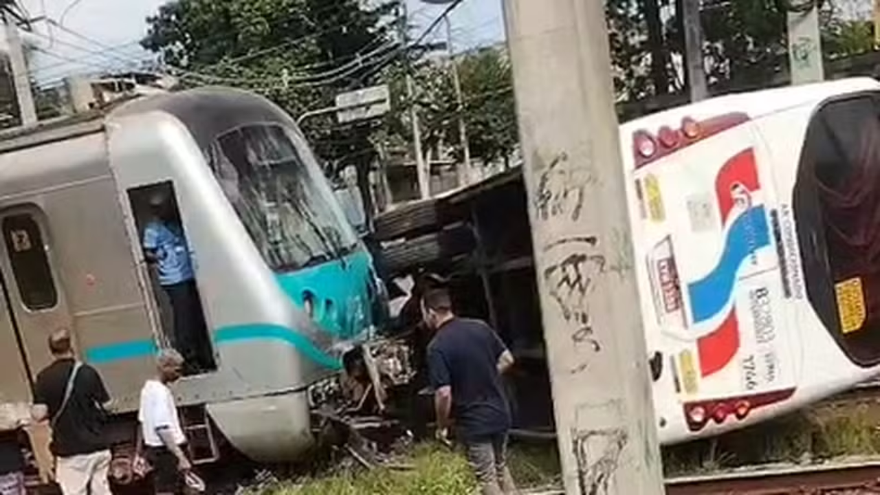Ônibus é atingido por trem em Costa Barros, Rio de Janeiro