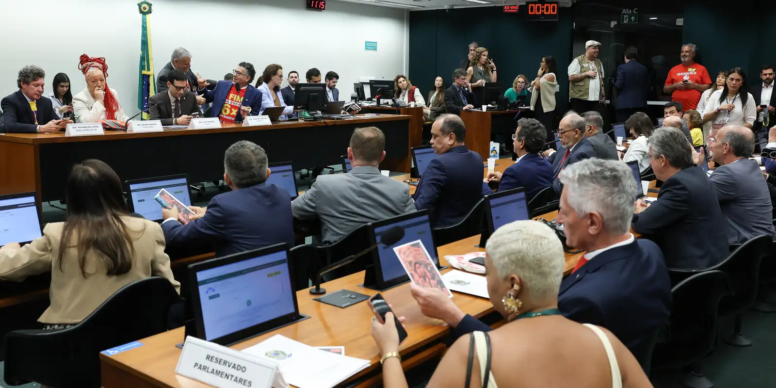 Oposição critica PEC que visa o fim da escala 6x1 em votação na Comissão
