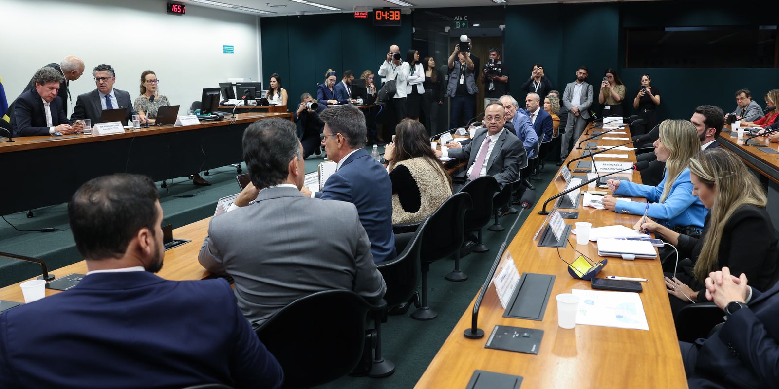 Votação de PEC sobre fim da escala 6x1 e redução da jornada de trabalho é adiada