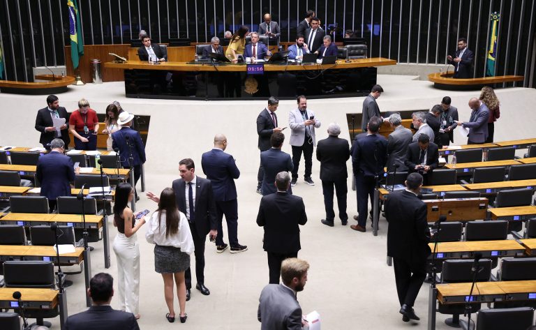Câmara dos Deputados debate incentivo a novas fábricas de fertilizantes