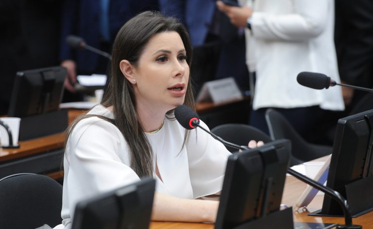 Proposta na Câmara dos Deputados visa permitir a dedução de gastos com vacinas obrigatórias no Imposto de Renda