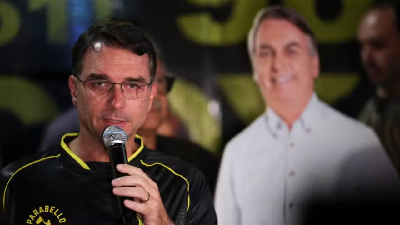 Flávio Bolsonaro confirma pedido de financiamento a empresário para filme sobre o pai