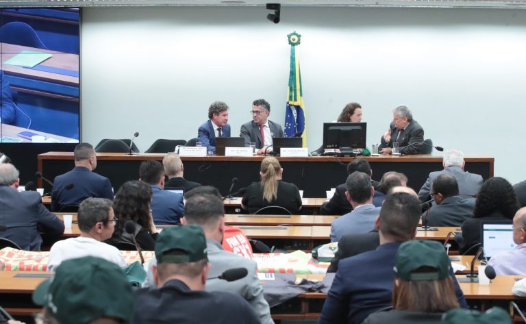 Sindicatos pedem fim imediato da escala 6x1; deputados retiram apoio a transição