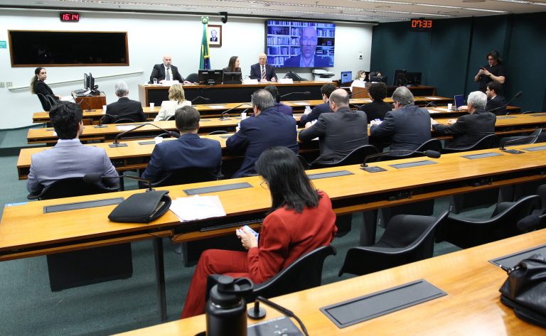 Empresários solicitam corte de encargos e contestam fim da jornada 6x1