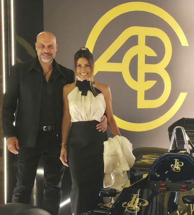 Solange Frazão celebra novo amor com piloto em raro clique público