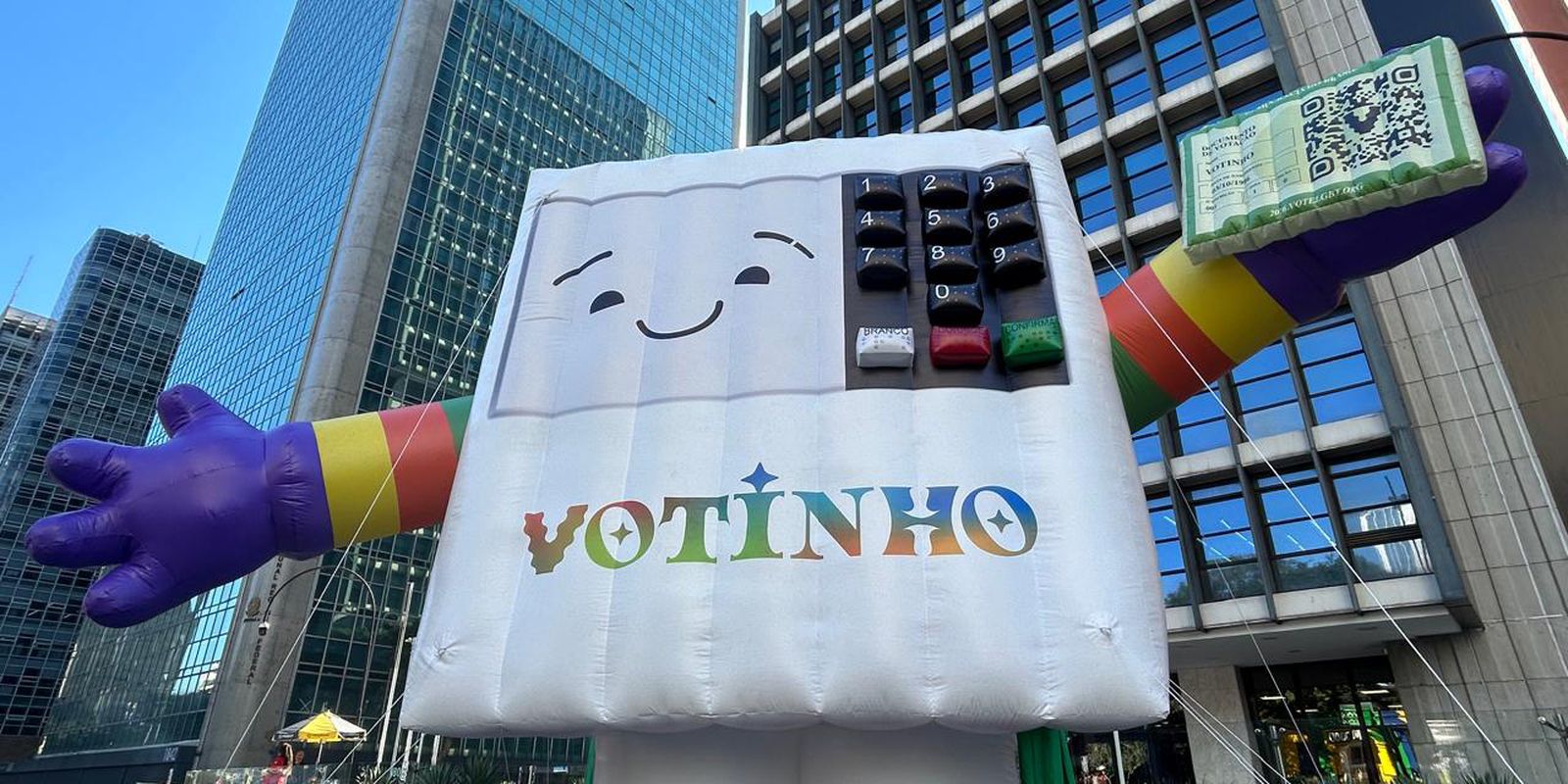 Parada do Orgulho LGBT+ em SP destaca importância do voto para direitos