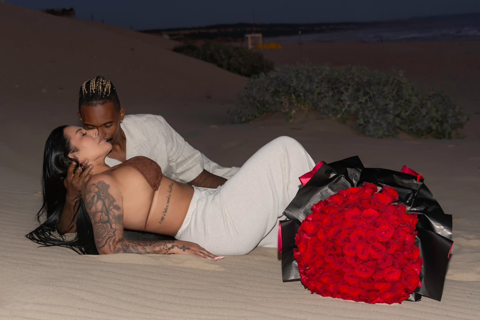 Adriana Muller e Lincoln Henrique celebram 11 anos de casamento com ensaio, tatuagem simbólica e buquê de rosas